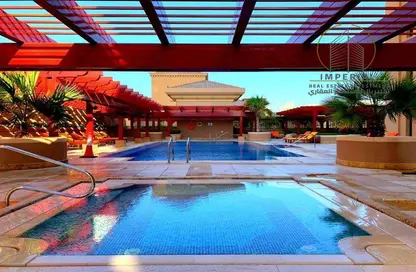 صورة لـ حوض سباحة شقة - غرفة نوم - 2 حمامات للايجار في منازل تاون هاوس - بورتو أرابيا - جزيرة اللؤلؤة - الدوحة ، صورة رقم 1