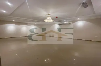 شقة - غرفة نوم - 2 حمامات للايجار في ام غوالينا تجارية - ام غويلينا - أم غويلينا - الدوحة
