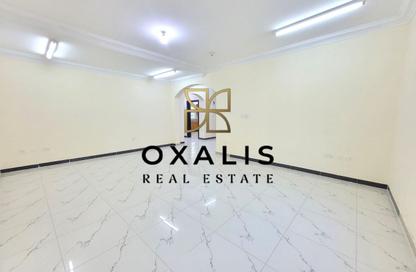 فيلا - 5 غرف نوم - 4 حمامات للايجار في شارع ام السنيم - عين خالد - الدوحة