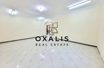 فيلا - 5 غرف نوم - 4 حمامات للايجار في شارع ام السنيم - عين خالد - الدوحة