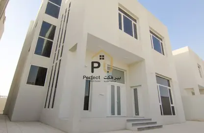 فيلا - 5 غرف نوم - 6 حمامات للبيع في بوابة عين خالد - عين خالد - الدوحة