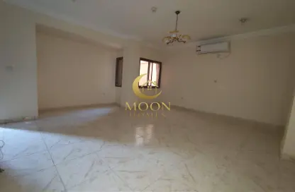 Apartment - 2 Bedrooms - 2 Bathrooms for rent in Ramada Commercial Building - Al Rawabi Street - Al Muntazah - Doha