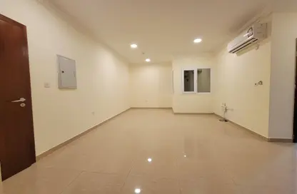 Apartment - 1 Bedroom - 2 Bathrooms for rent in Umm Ghuwailina 4 - Umm Ghuwailina - Doha