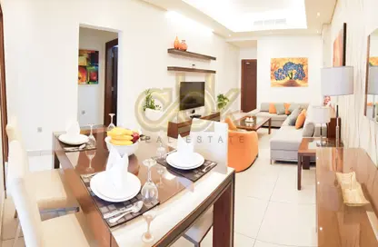 صورة لـ غرفة المعيشة / غرفة الطعام شقة - 2 غرف نوم - 3 حمامات للايجار في ام غويلينا - أم غويلينا - الدوحة ، صورة رقم 1