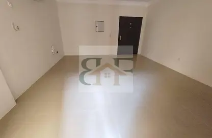 شقة - 3 غرف نوم - 2 حمامات للايجار في شارع النصر - النصر - الدوحة