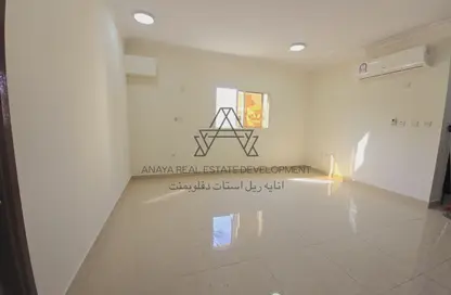 Apartment - 2 Bedrooms - 2 Bathrooms for rent in Umm Ghuwalina - Umm Ghuwailina - Doha