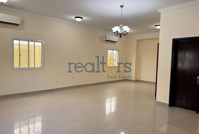943100 - Property Image 2