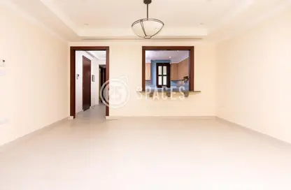 صورة لـ غرفة فارغة تاون هاوس - 2 غرف نوم - 3 حمامات للبيع في طريق بورتو الشرقي - بورتو أرابيا - جزيرة اللؤلؤة - الدوحة ، صورة رقم 1