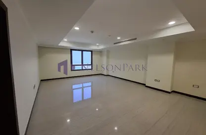 Apartment - 1 Bedroom - 2 Bathrooms for rent in Tower 21 - Porto Arabia - The Pearl Island - Doha