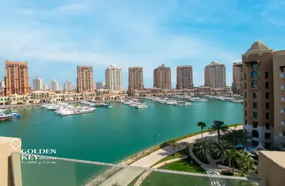 شقة - 2 غرف نوم - 3 حمامات للايجار في طريق بورتو الشرقي - بورتو أرابيا - جزيرة اللؤلؤة - الدوحة