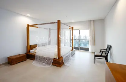 Room / Bedroom image for: Apartment - 1 Bedroom - 2 Bathrooms for sale in Al Mutahidah Tower - Viva Bahriyah - The Pearl Island - Doha, Image 1