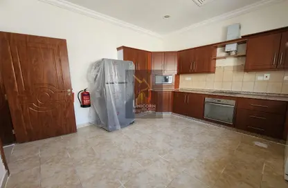 صورة لـ مطبخ مجمع سكني - 4 غرف نوم - 5 حمامات للايجار في مريخ - المريخ - الدوحة ، صورة رقم 1