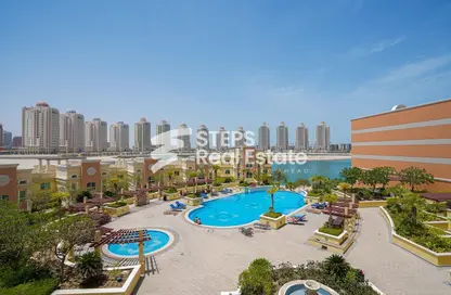 صورة لـ حوض سباحة شقة - 3 غرف نوم - 3 حمامات للبيع في فيفا غرب - فيفا بحرية - جزيرة اللؤلؤة - الدوحة ، صورة رقم 1