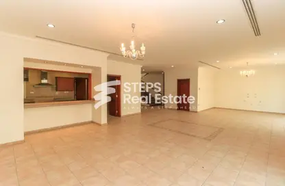 Villa - 4 Bedrooms - 5 Bathrooms for rent in Umm Al Seneem Street - Ain Khaled - Doha