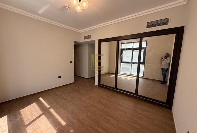 987561 - Property Image 3