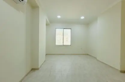 Apartment - 3 Bedrooms - 2 Bathrooms for rent in Umm Ghuwailina 4 - Umm Ghuwailina - Doha