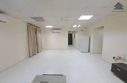 Apartment - 2 Bedrooms - 3 Bathrooms for rent in Thabit Bin Zaid Street - Al Mansoura - Doha