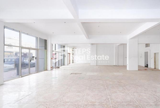 Show Room - Studio - 4 Bathrooms for rent in Old Airport Road - Old Airport Road - Doha