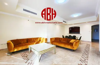 Living Room image for: Apartment - 1 Bedroom - 2 Bathrooms for rent in Marina Gate - Porto Arabia - The Pearl Island - Doha, Image 1