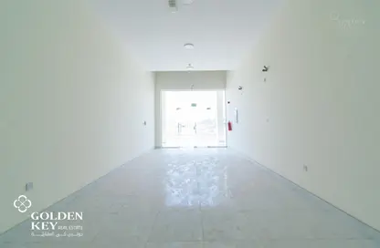 محل تجاري - استوديو - 2 حمامات للايجار في شارع الصناعية الشرقي - بركة العوامر - الوكرة