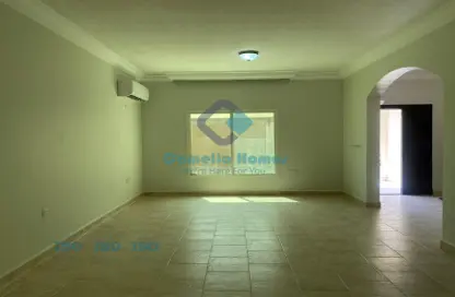 صورة لـ غرفة فارغة فيلا - 5 غرف نوم - 5 حمامات للايجار في 871 شارع - جنوب الدحيل - الدحيل - الدوحة ، صورة رقم 1